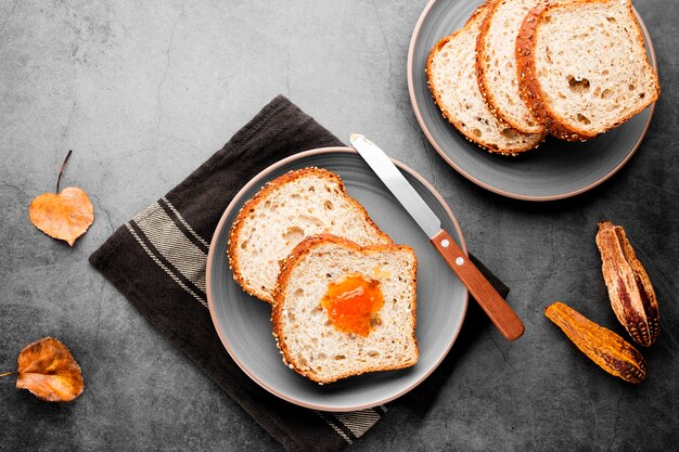 Fette di pane della raccolta di vista superiore con le foglie di autunno