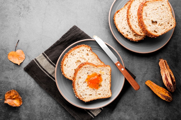 Fette di pane della raccolta di vista superiore con le foglie di autunno