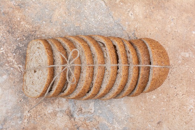 Fette di pane di segale sulla superficie in marmo