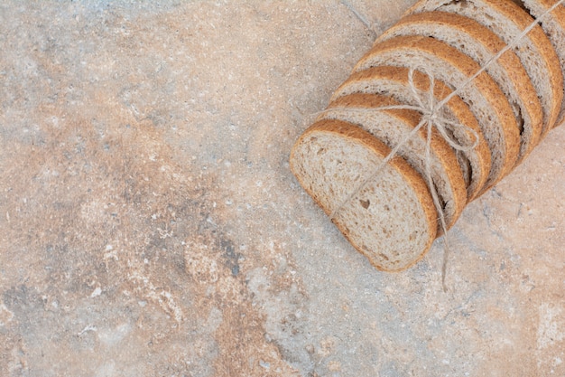 Fette di pane di segale sulla superficie in marmo