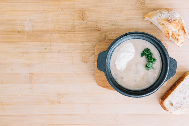 Fette di pane e zuppa di funghi con panna e prezzemolo