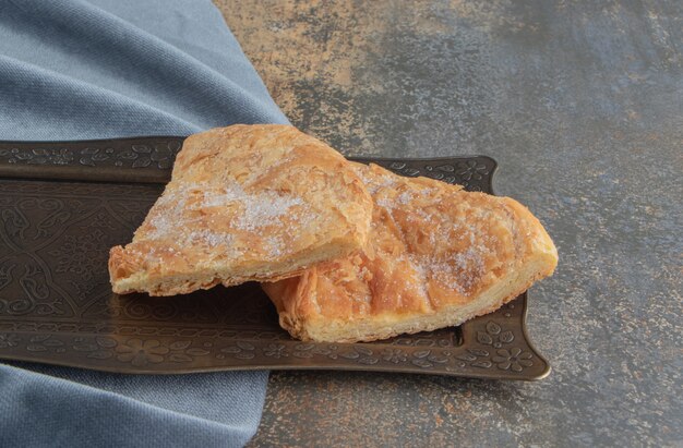 Fette di pane feseli su un piccolo vassoio decorato su legno.