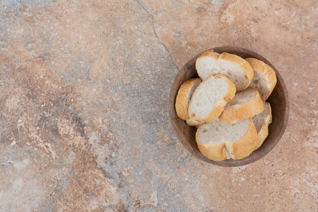 Fette di pane fragranti nella ciotola di legno