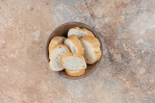 Fette di pane fragranti nella ciotola di legno