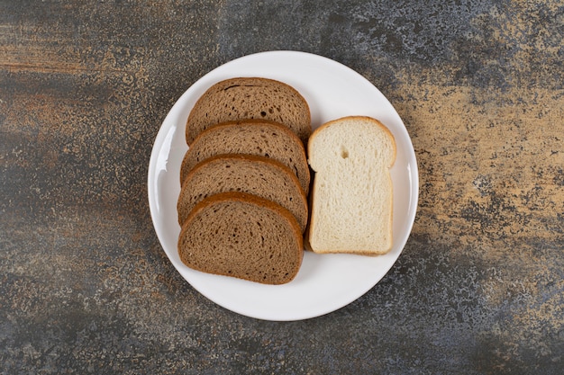 Fette di pane in bianco e nero sulla zolla bianca