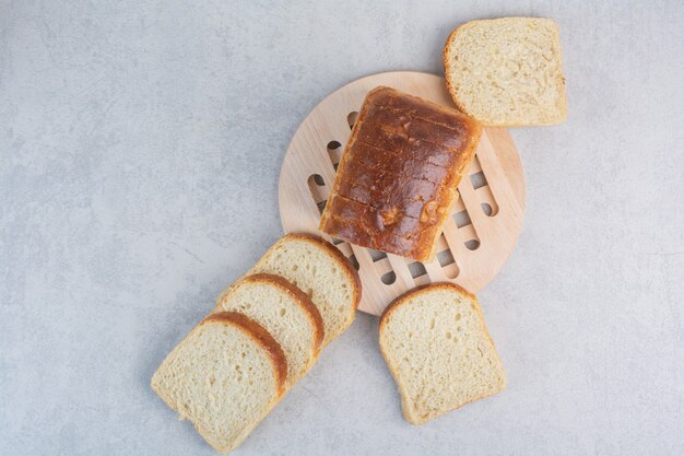 Fette di pane morbido sulla superficie in marmo