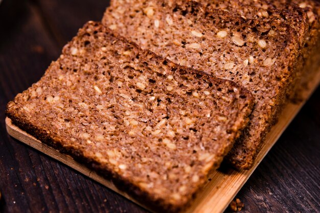 Fette di pane saporite del primo piano