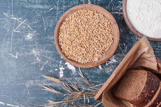 Fette di pane scuro sull'azzurro.