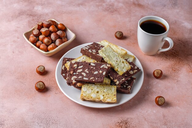 Fette di pane secco con nocciole.