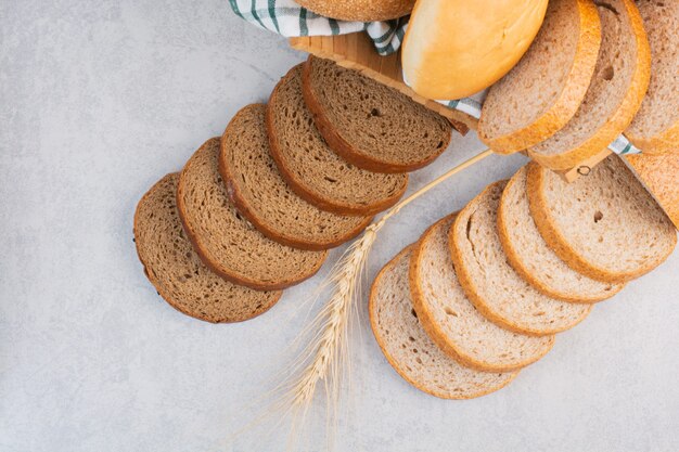 Fette di pane su un asciugamano in una scatola, sul marmo.