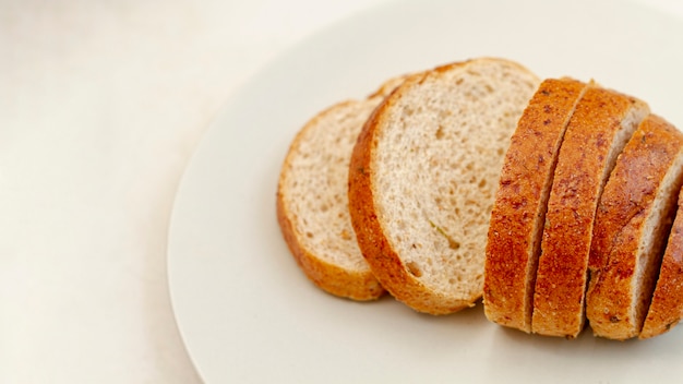 Fette di pane sul piatto bianco