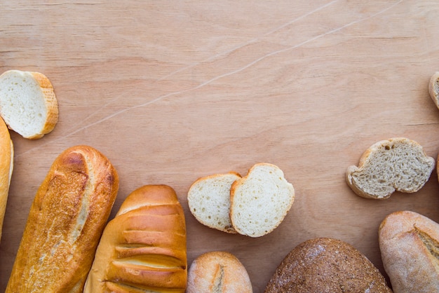 Fette di pane sul tavolo con lo spazio della copia