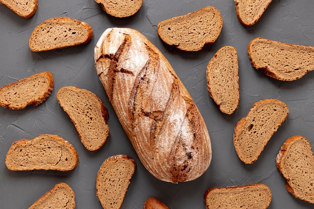 Fette di pane sul tavolo grigio