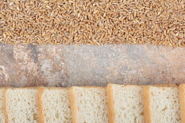 Fette di pane tostato bianco con orzo su fondo di marmo