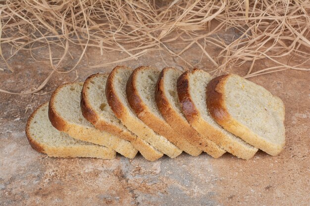 Fette di pane tostato bianco su sfondo di marmo