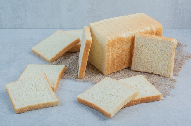 Fette di pane tostato fresco su tela da imballaggio. Foto di alta qualità