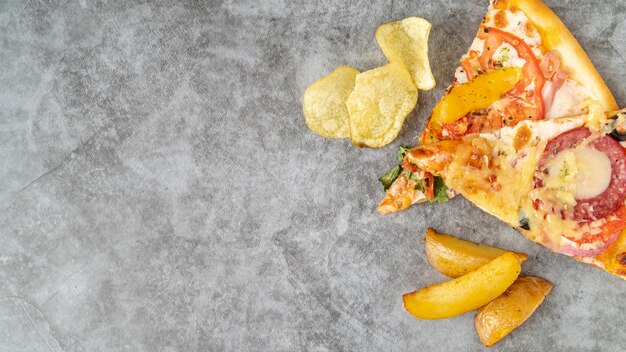 Fette di pizza vista dall'alto con spazio di copia