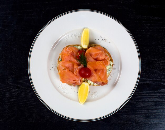 Fette di salmone affumicato con limoni laterali