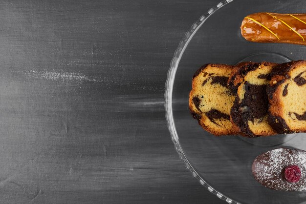 Fette di torta al cioccolato su un piatto di vetro.