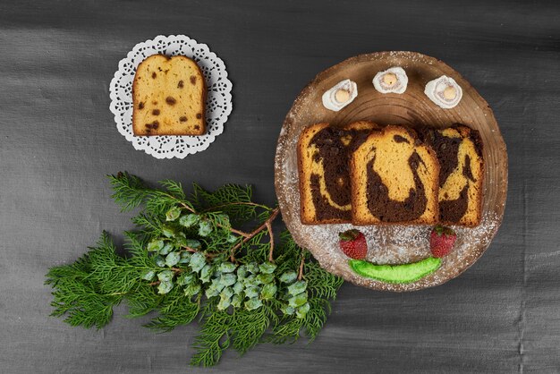 Fette di torta al cioccolato su una tavola di legno.