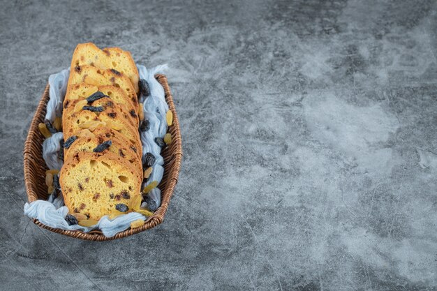 Fette di torta con uva sultanina su un asciugamano blu controllato