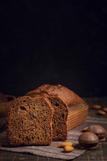 Fette di torta deliziosa copia spazio