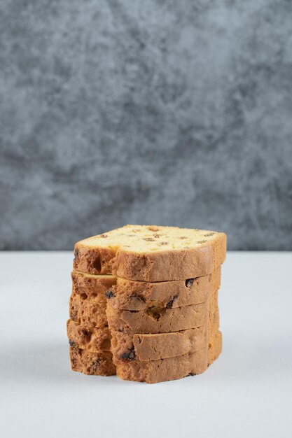 Fette di torta di sultanina isolate su bianco.