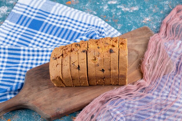 Fette di torta di sultanina su tavola di legno.