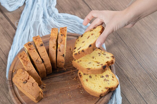 Fette di torta di sultanina su tavola di legno.