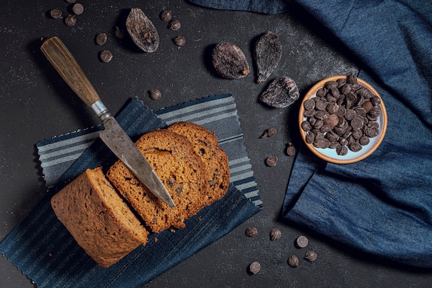 Fette di torta e gocce di cioccolato