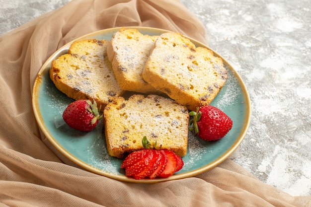 Fette di torta gustosa vista frontale con fragole fresche sulla torta dolce di frutta superficie leggera