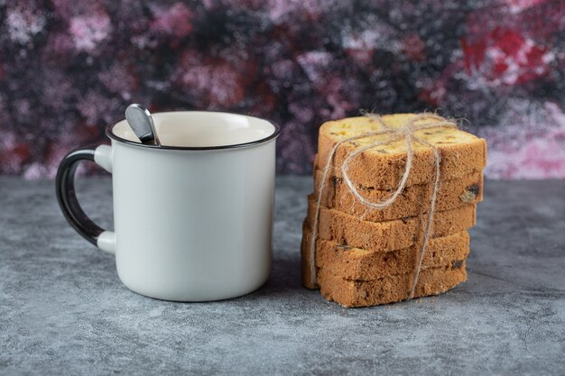 Fette di torta legate servite con una tazza di bevanda.