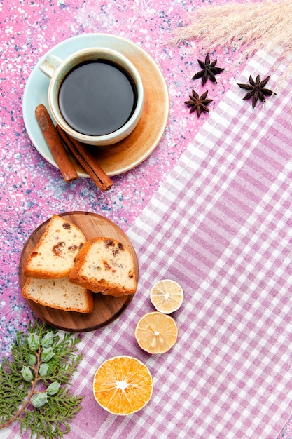 Fette di torta vista dall'alto con caffè e limone sulla superficie rosa torta cuocere biscotto dolce zucchero colore torta biscotto