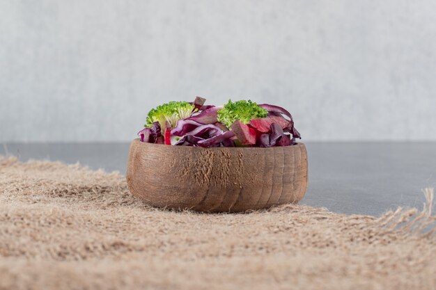 Fette di verdure fresche in ciotola di legno. Foto di alta qualità