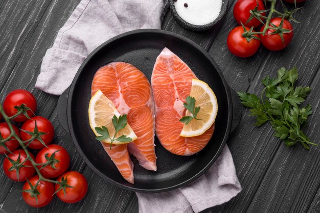 Fette di vista dall'alto di salmone rosso crudo