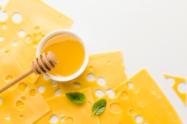 Fette e miele del formaggio dell'emmental del primo piano