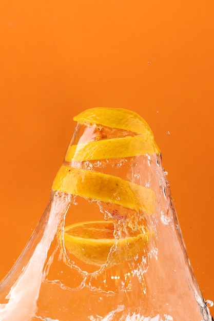 Fette galleggianti arancione con sfondo chiaro