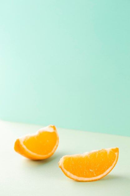 Fette minimaliste di arancia su sfondo blu