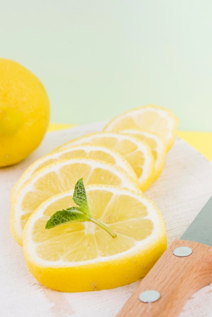 Fette organiche del limone del primo piano con la menta