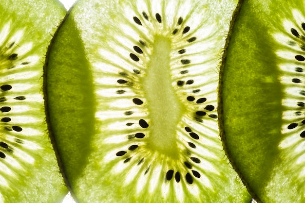 Fette sottili di kiwi succosi