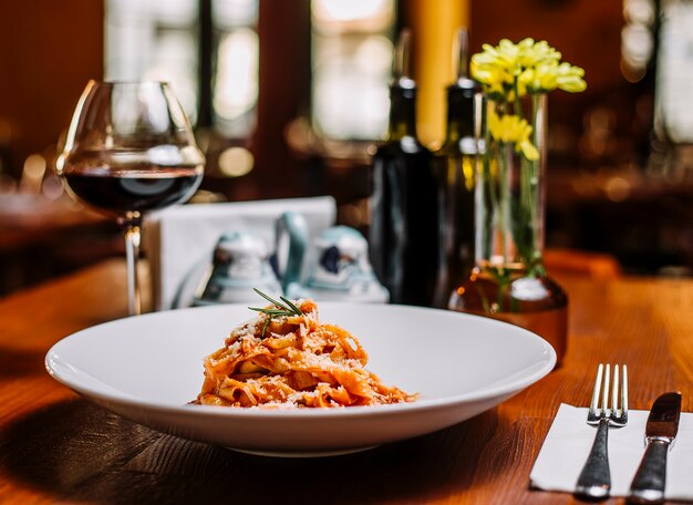 Fettuccine al pomodoro e carne macinata guarnita con parmigiano grattugiato