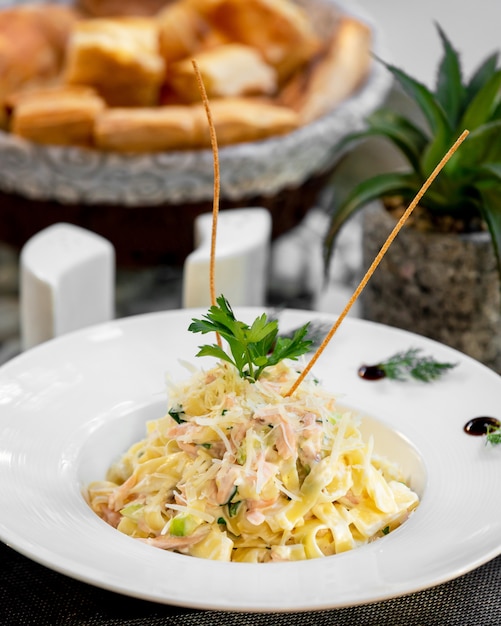 Fettuccini al salmone con salsa di panna parmigiano e avocado