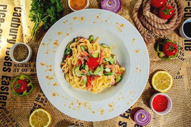 Fettucine alla carbonara nella vista dall'alto del piatto