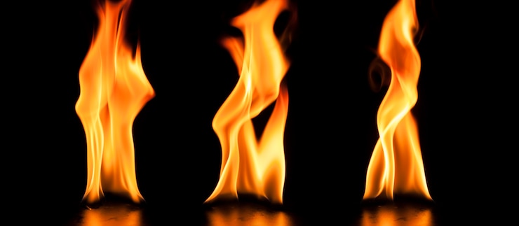 Foto gratuito fiamme impressionanti su sfondo nero