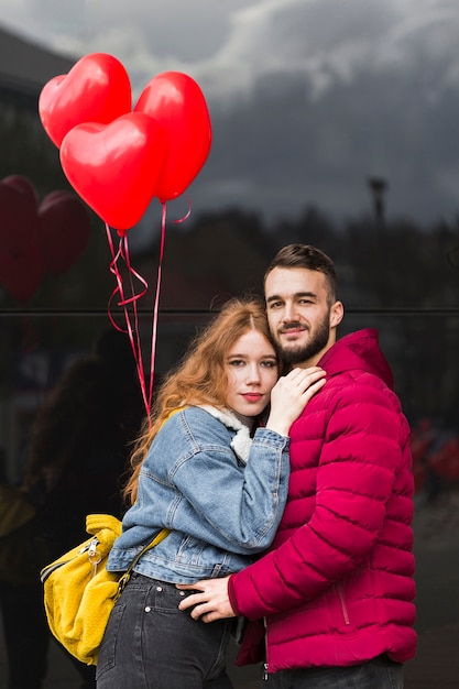 Fidanzata che abbraccia il suo ragazzo vista frontale