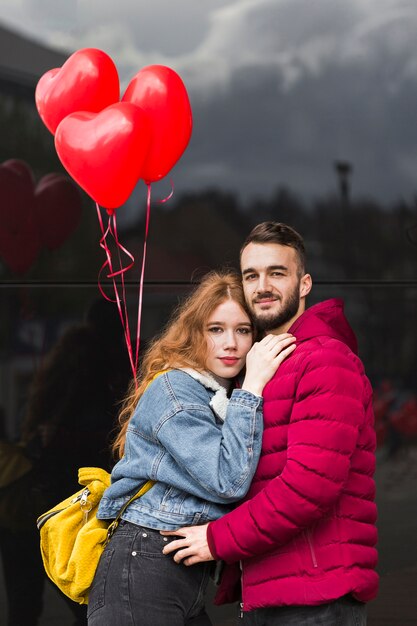 Fidanzata che abbraccia il suo ragazzo vista frontale