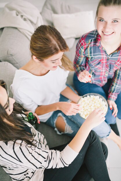 Fidanzate agghiaccianti con popcorn e birra