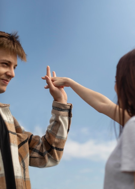 Fidanzato e fidanzata che trascorrono del tempo insieme