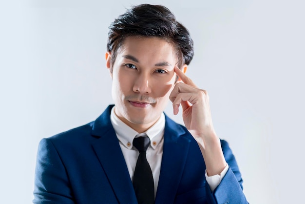 Fiducioso leadership asiatico uomo d'affari maturo usura della mano vestito formale tocco della mano parte del corpo testa pensando postura mentre intelligente sguardo sorridente al ritratto della fotocamera girato in studio sfondo bianco