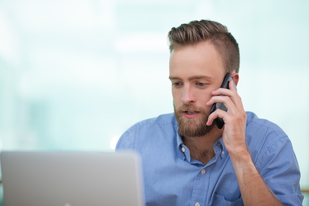 Fiducioso maschio cliente consulenza esecutiva sul telefono